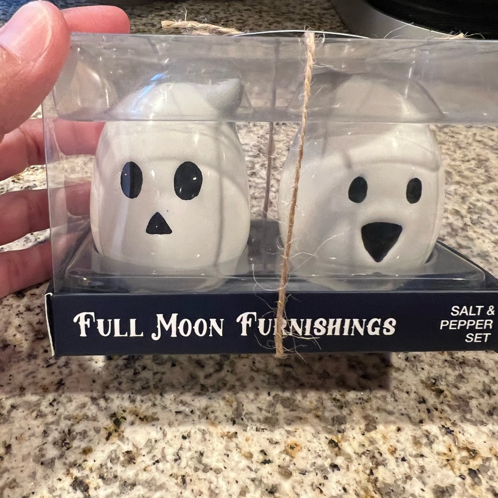 Ghost salt and pepper shakers